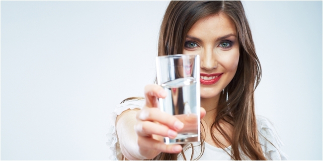 Minum Air putih sebelum makan dapat membantu menurunkan berat badan via http://gulalives.com/
